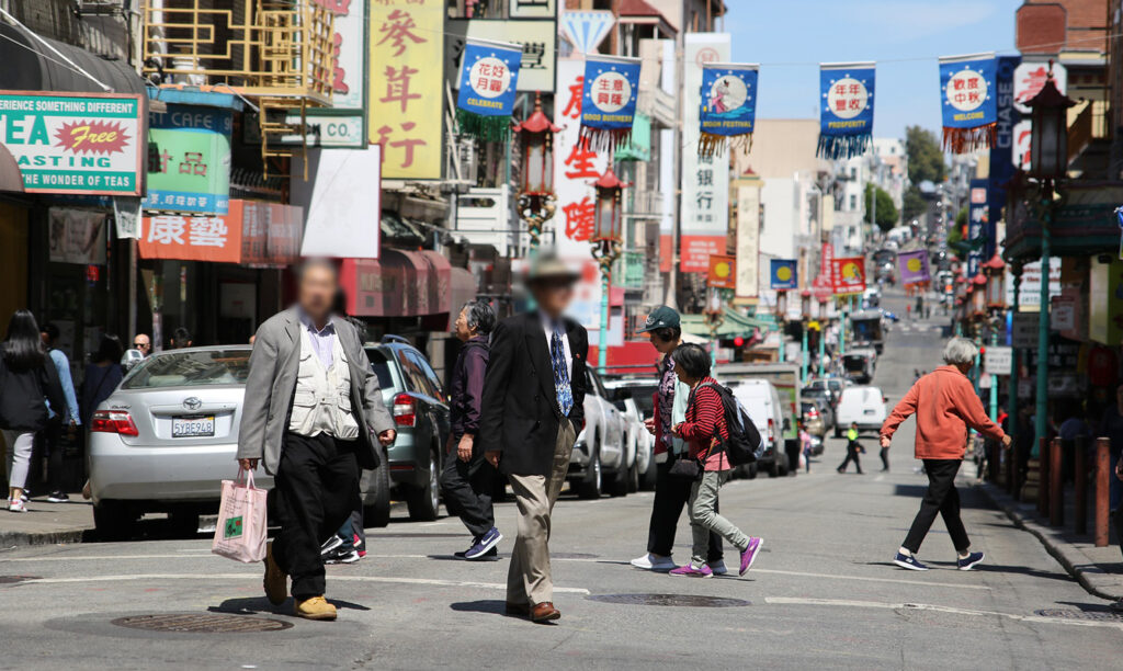 中国の街で行きかう人々