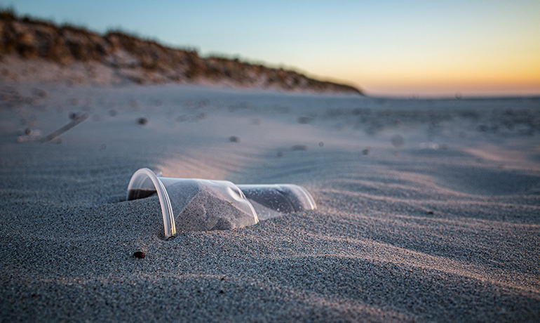 海に流れ出たプラスチック容器のイメージ画像