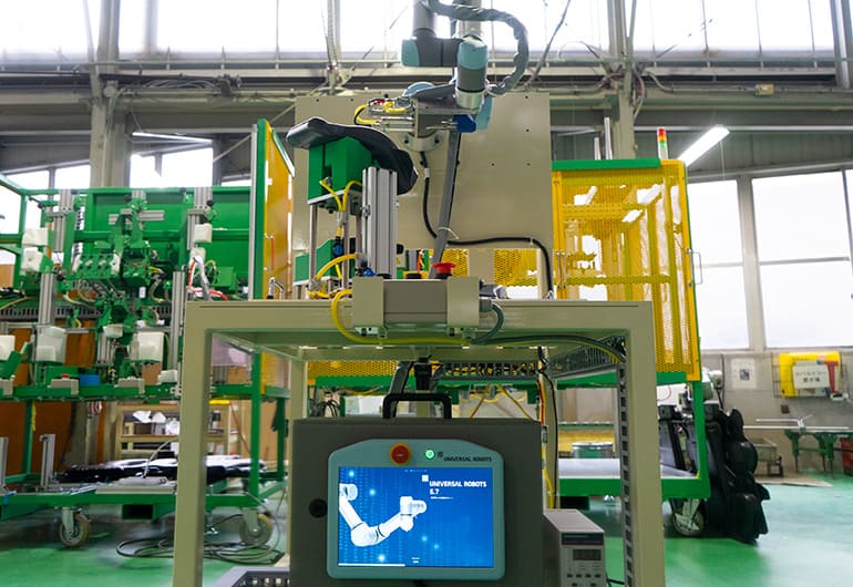関東製作所のメカトロ事業部で協働ロボットを活用した自動機の事例写真