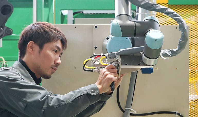 関東製作所のメカトロ事業部で協働ロボットをメンテナンスしている様子の写真