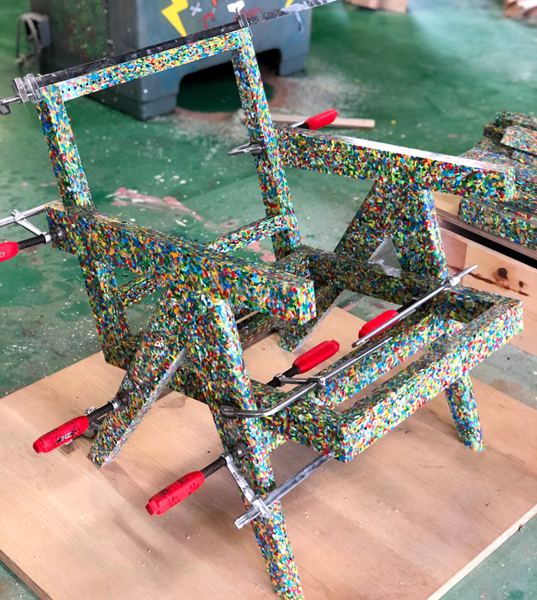 ペットボトルキャップから採ったHDPE板材を使用し制作したデザインチェアの骨組写真-前方