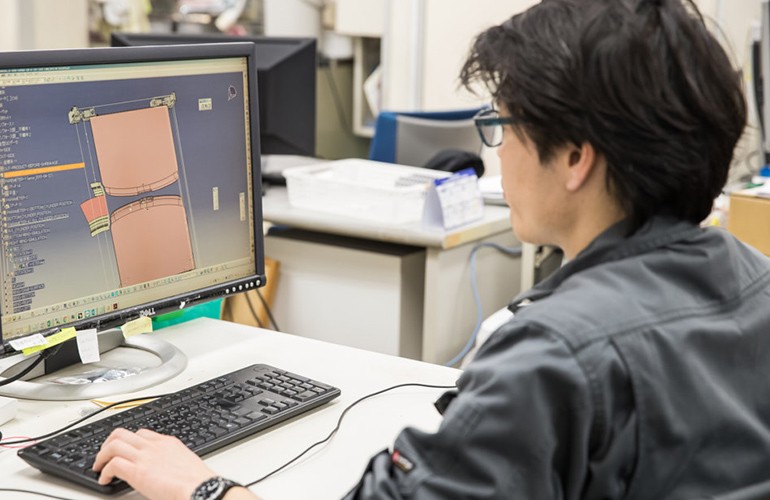 ブロー事業部の設計中の写真