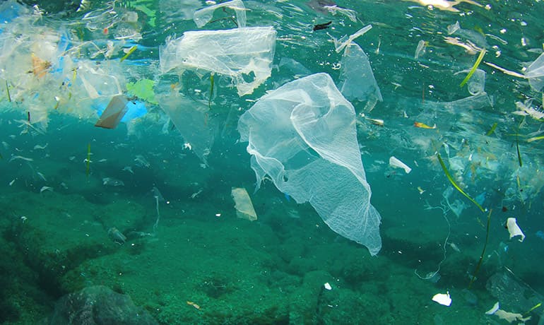 海中の環境汚染のイメージ写真