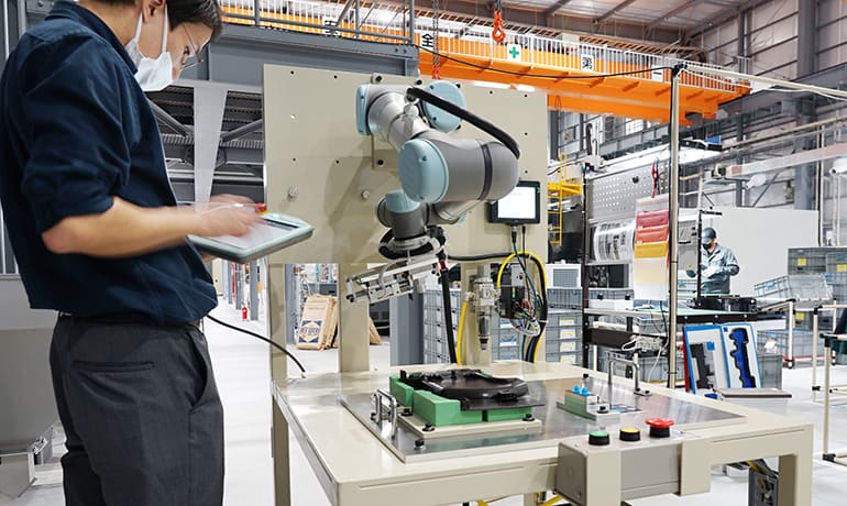 関東製作所福岡工場に設置された協働ロボットを使った自動機