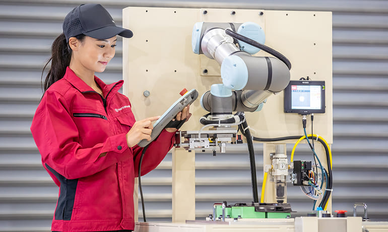 関東製作所が作った省人化装置（協働ロボット）。プラスチックの成形品の二次加工に使用する専用装置